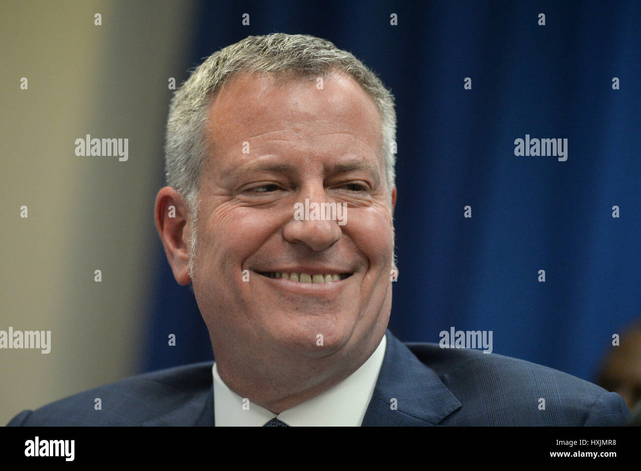 New York, Stati Uniti d'America. 29 marzo, 2017. Sindaco di New York City Bill de Blasio annuncia che entro la fine del 2017, ogni persona nel dipartimento di correzione la custodia riceverà re-entry i servizi che consentono di collegarli con i posti di lavoro e delle opportunità al di fuori del carcere. Credito: Erik Pendzich/Alamy Live News Foto Stock