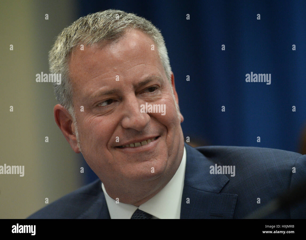 New York, Stati Uniti d'America. 29 marzo, 2017. Sindaco di New York City Bill de Blasio annuncia che entro la fine del 2017, ogni persona nel dipartimento di correzione la custodia riceverà re-entry i servizi che consentono di collegarli con i posti di lavoro e delle opportunità al di fuori del carcere. Credito: Erik Pendzich/Alamy Live News Foto Stock