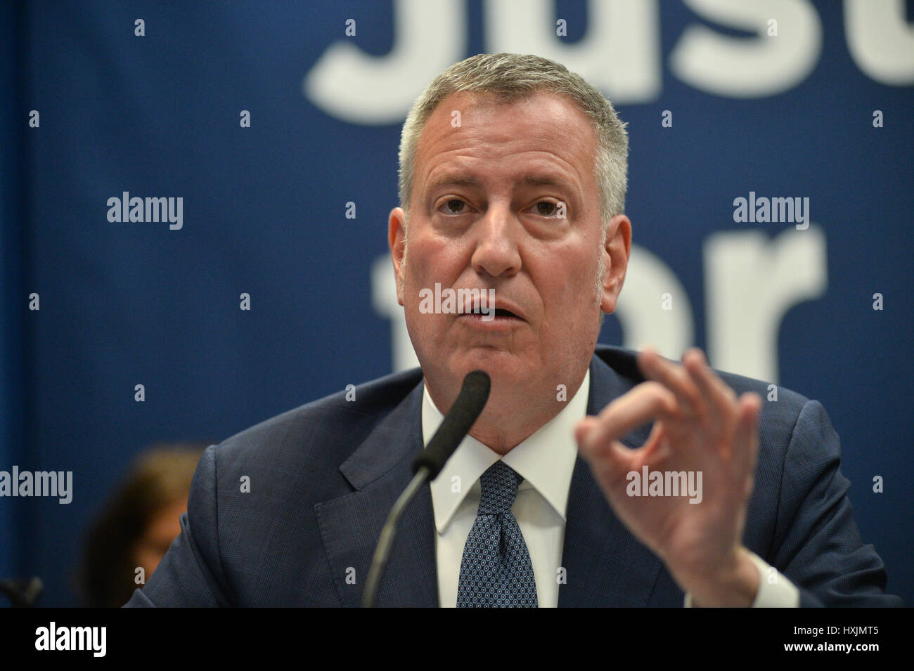 New York, Stati Uniti d'America. 29 marzo, 2017. Sindaco di New York City Bill de Blasio annuncia che entro la fine del 2017, ogni persona nel dipartimento di correzione la custodia riceverà re-entry i servizi che consentono di collegarli con i posti di lavoro e delle opportunità al di fuori del carcere. Credito: Erik Pendzich/Alamy Live News Foto Stock