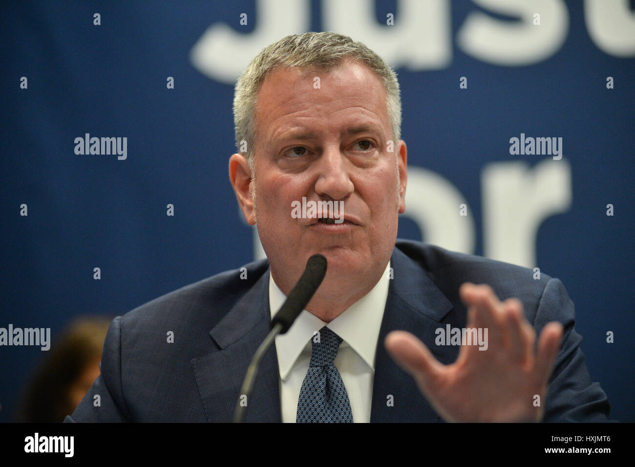 New York, Stati Uniti d'America. 29 marzo, 2017. Sindaco di New York City Bill de Blasio annuncia che entro la fine del 2017, ogni persona nel dipartimento di correzione la custodia riceverà re-entry i servizi che consentono di collegarli con i posti di lavoro e delle opportunità al di fuori del carcere. Credito: Erik Pendzich/Alamy Live News Foto Stock