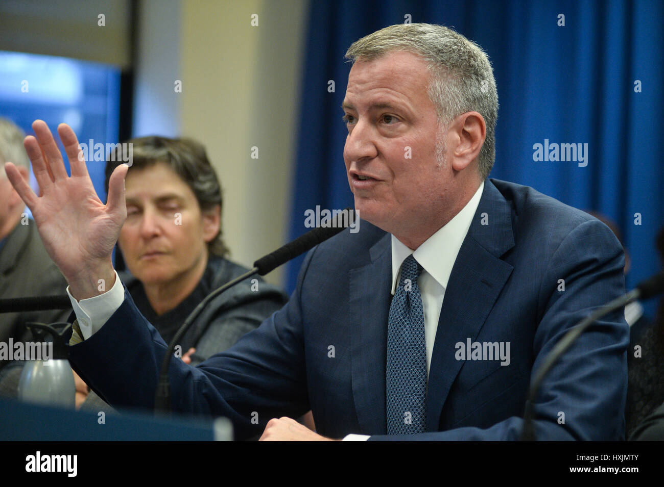 New York, Stati Uniti d'America. 29 marzo, 2017. Sindaco di New York City Bill de Blasio annuncia che entro la fine del 2017, ogni persona nel dipartimento di correzione la custodia riceverà re-entry i servizi che consentono di collegarli con i posti di lavoro e delle opportunità al di fuori del carcere. Credito: Erik Pendzich/Alamy Live News Foto Stock