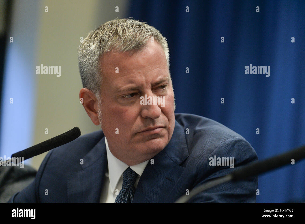 New York, Stati Uniti d'America. 29 marzo, 2017. Sindaco di New York City Bill de Blasio annuncia che entro la fine del 2017, ogni persona nel dipartimento di correzione la custodia riceverà re-entry i servizi che consentono di collegarli con i posti di lavoro e delle opportunità al di fuori del carcere. Credito: Erik Pendzich/Alamy Live News Foto Stock