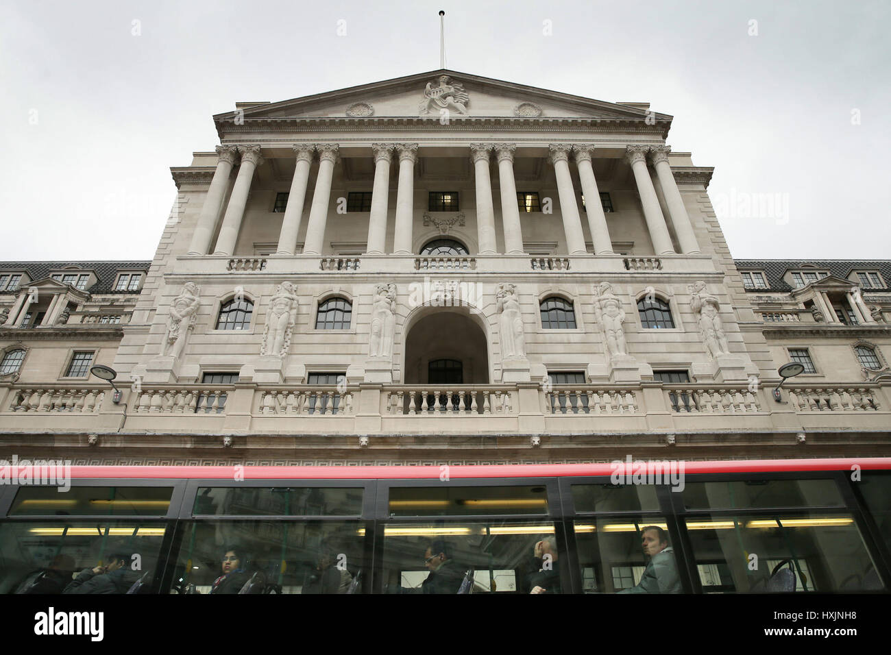 London, Londra, Regno Unito. 29 Mar, 2017. Una unità bus passato la Banca di Inghilterra dopo che il governo britannico ha attivato l'articolo 50 del trattato di Lisbona, a Londra, in Gran Bretagna il 29 marzo 2017. La Gran Bretagna il mercoledì è iniziato ufficialmente il processo storico di lasciare l'Unione europea (UE) come la lettera firmata dal Primo Ministro Theresa Maggio viene inviato ai responsabili del blocco. Credito: Tim Irlanda/Xinhua/Alamy Live News Foto Stock