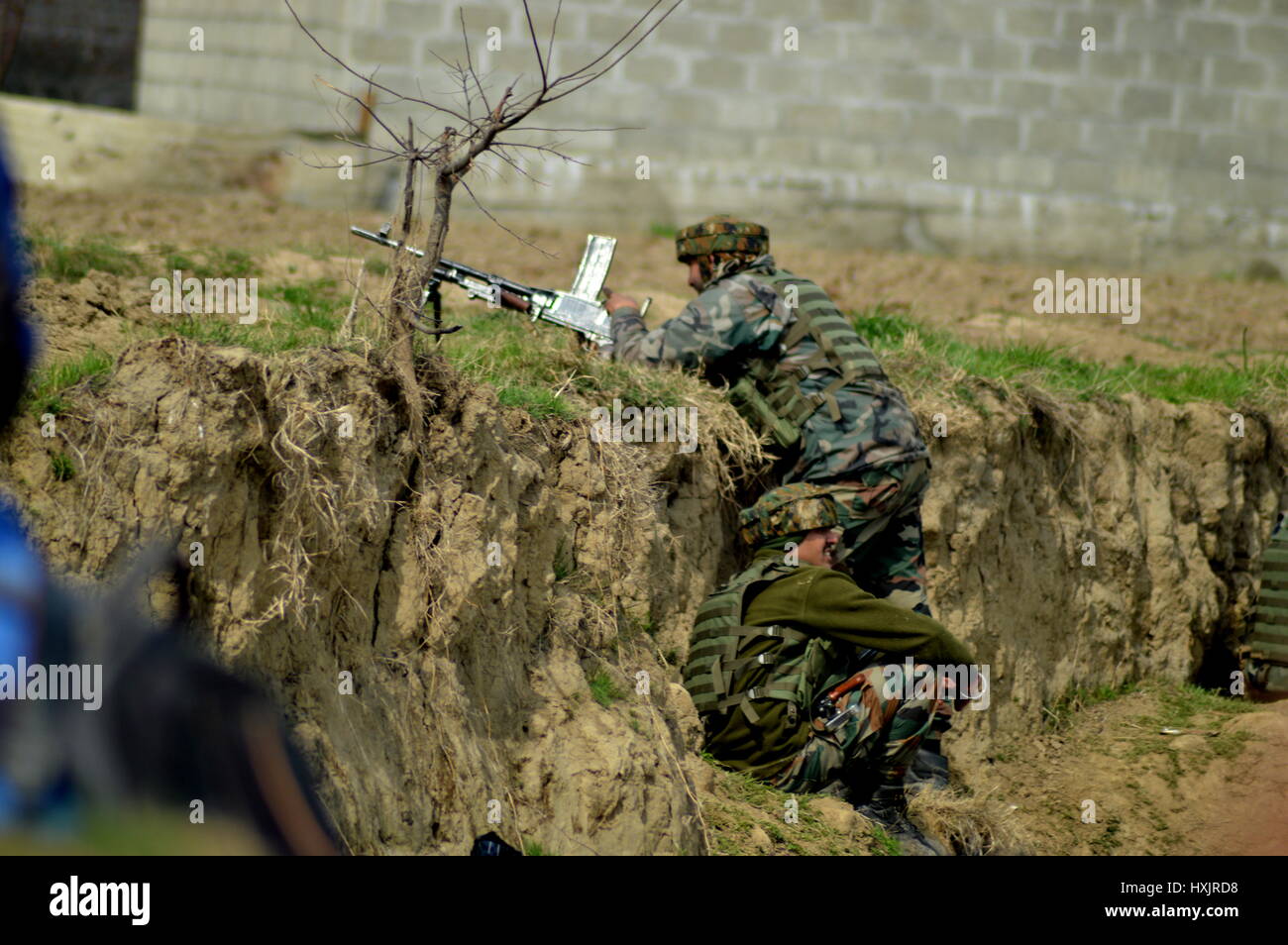 Srinagar Kashmir. 28 Mar, 2017. Tre civili sono stati uccisi e 17 altri feriti martedì durante un incontro tra le forze di sicurezza e militanti Rebal Chadoora nella zona centrale del Kashmir Budgam del distretto. I civili sono morti durante gli scontri con il personale addetto alla sicurezza presso il sito dell'incontro. Credito: PACIFIC PRESS/Alamy Live News Foto Stock