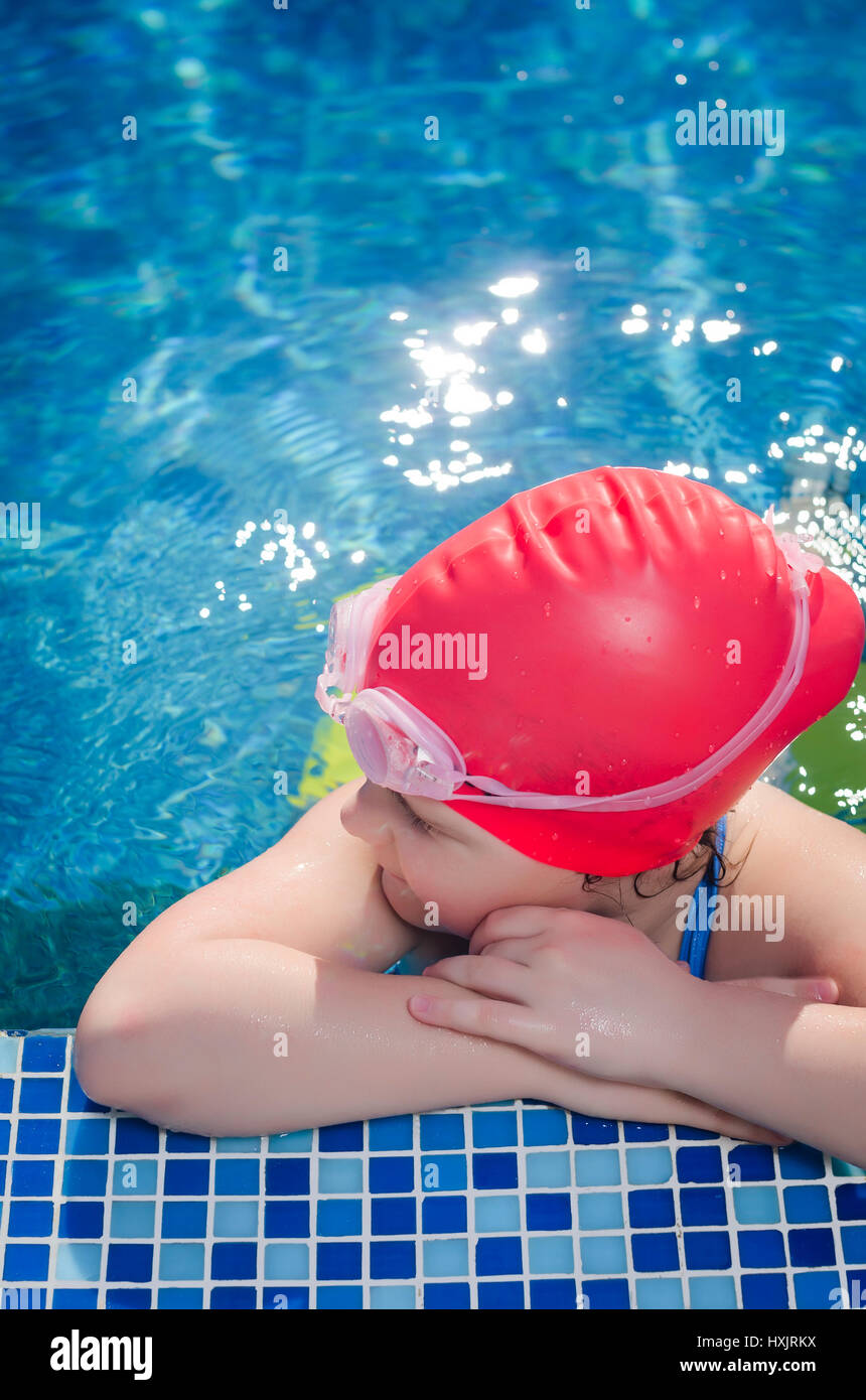 Ragazza giovane imparare a nuotare in piscina Foto Stock