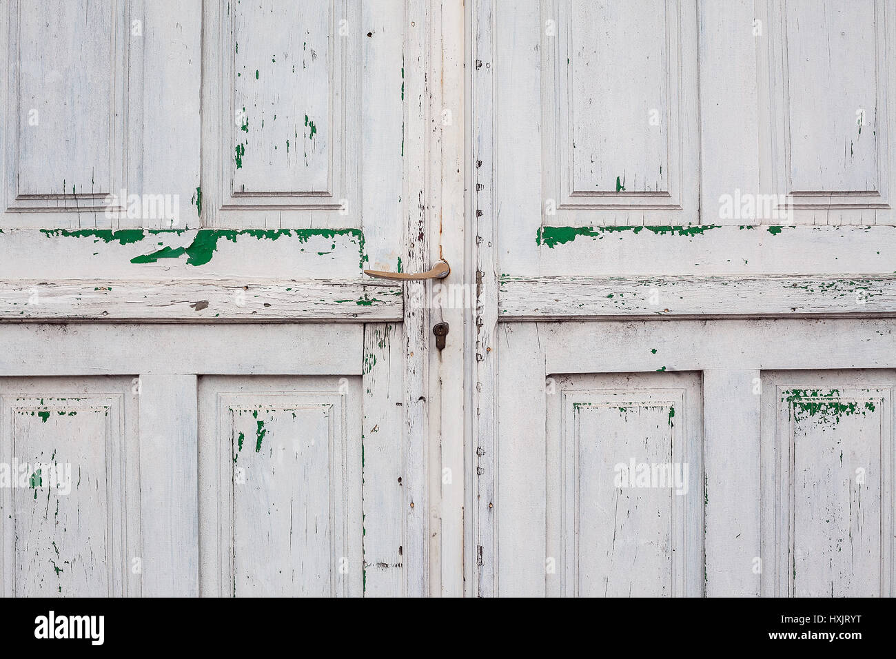 Dettagli di un vecchio porte in legno dipinto di bianco, chiusa. Foto Stock