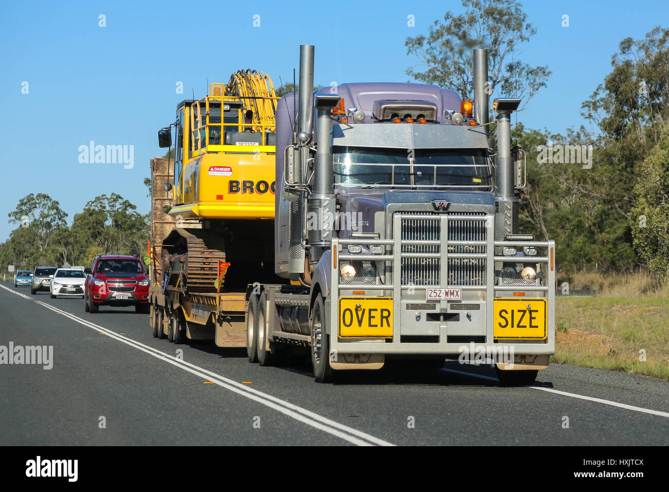 Burnett teste, Australia - 23 Settembre 2016: over size carrello trasporta una massa della macchina di scavo oltre l'autostrada attraverso l'Australia. Foto Stock