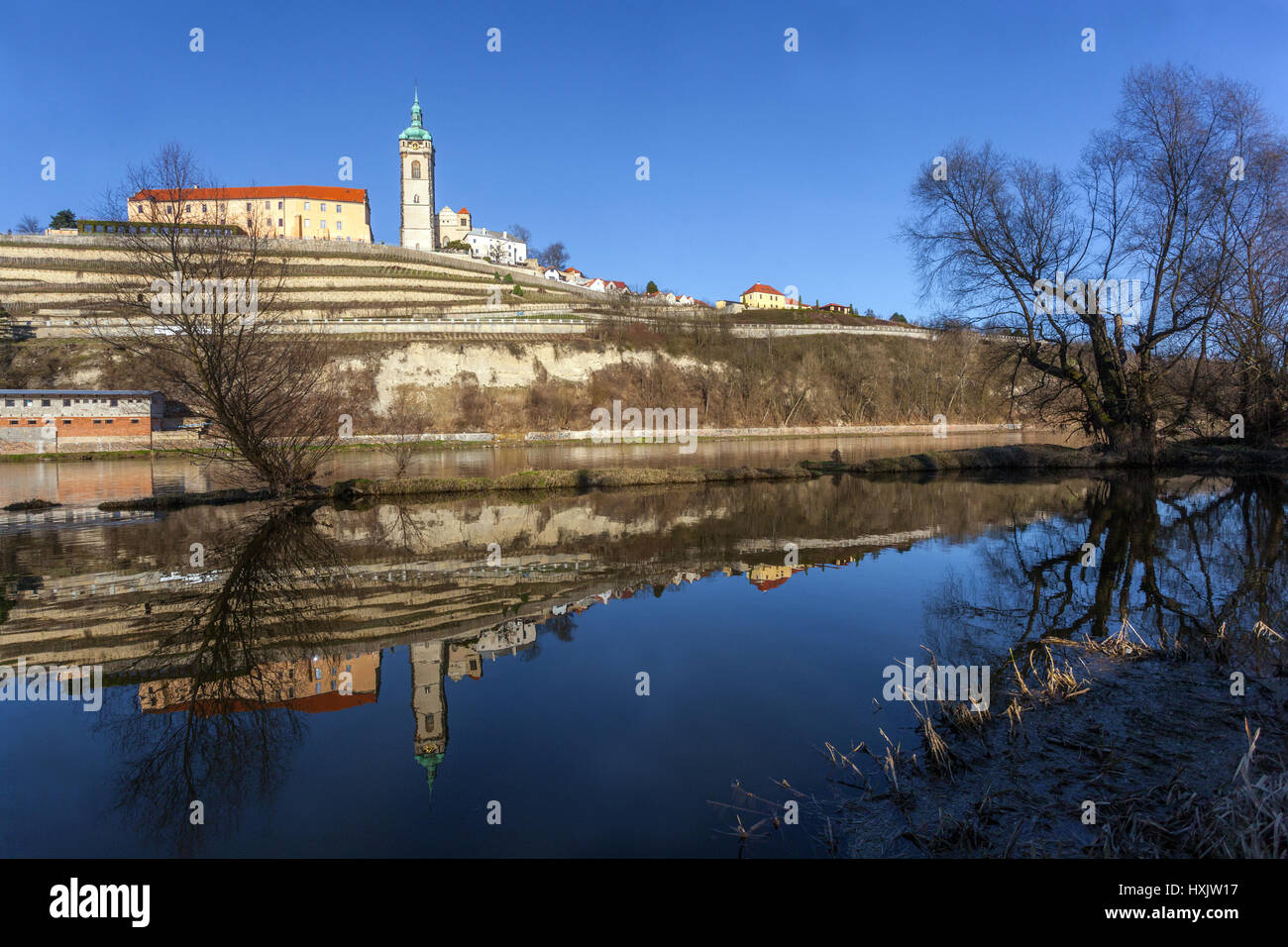 Melnik, Repubblica Ceca,Chiesa dei Santi Pietro e Paolo, il fiume Elba castello Foto Stock