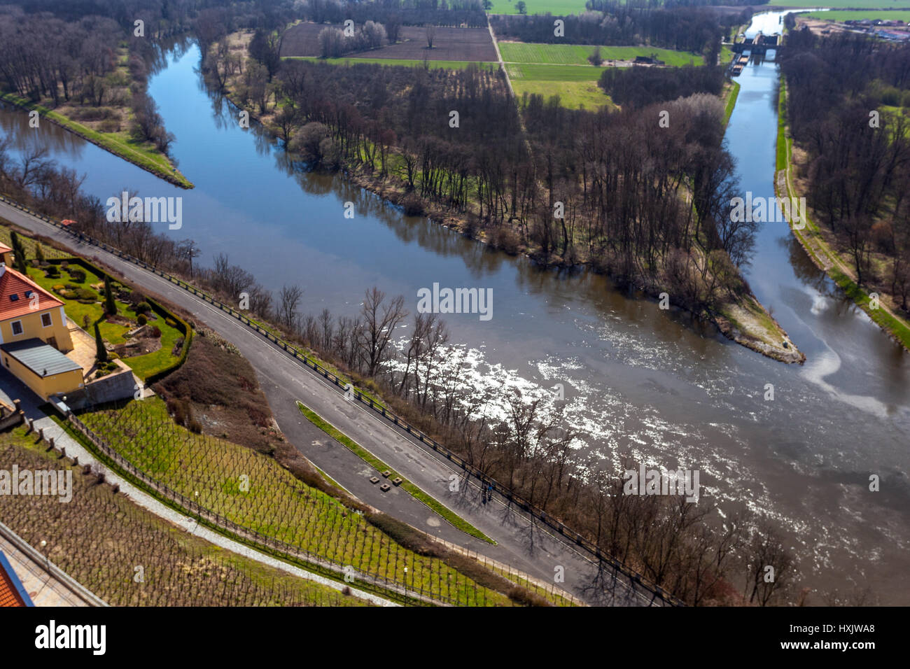 Melnik Repubblica ceca alla confluenza del fiume Elba e il fiume Moldava sulla destra è il canale artificiale del fiume Moldava Foto Stock