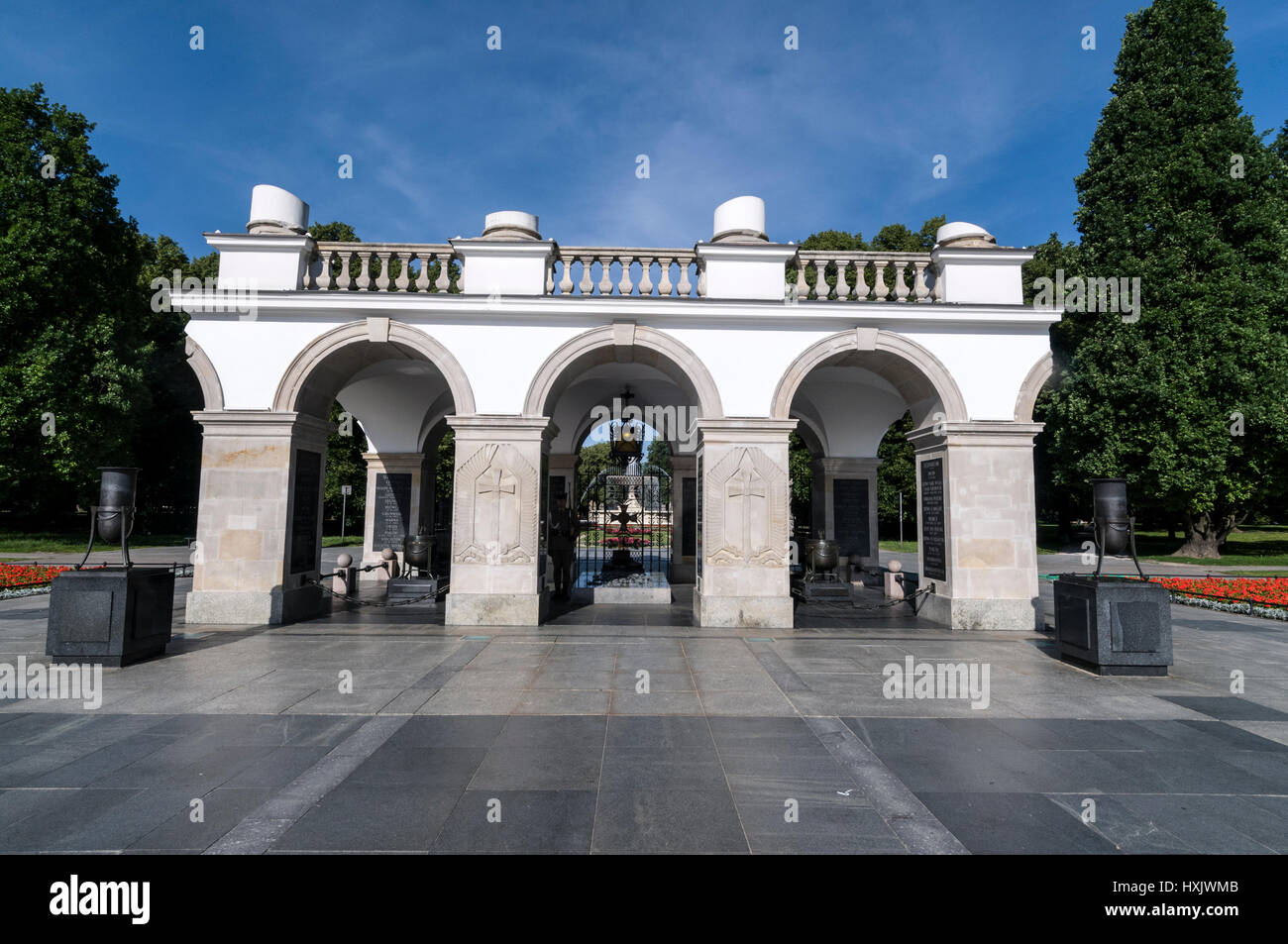 La tomba del Milite Ignoto in piazza Pilsudski a Varsavia in Polonia. Presso la tomba, la fiamma eterna è costantemente accesa oltre il 24 urne contenenti th Foto Stock