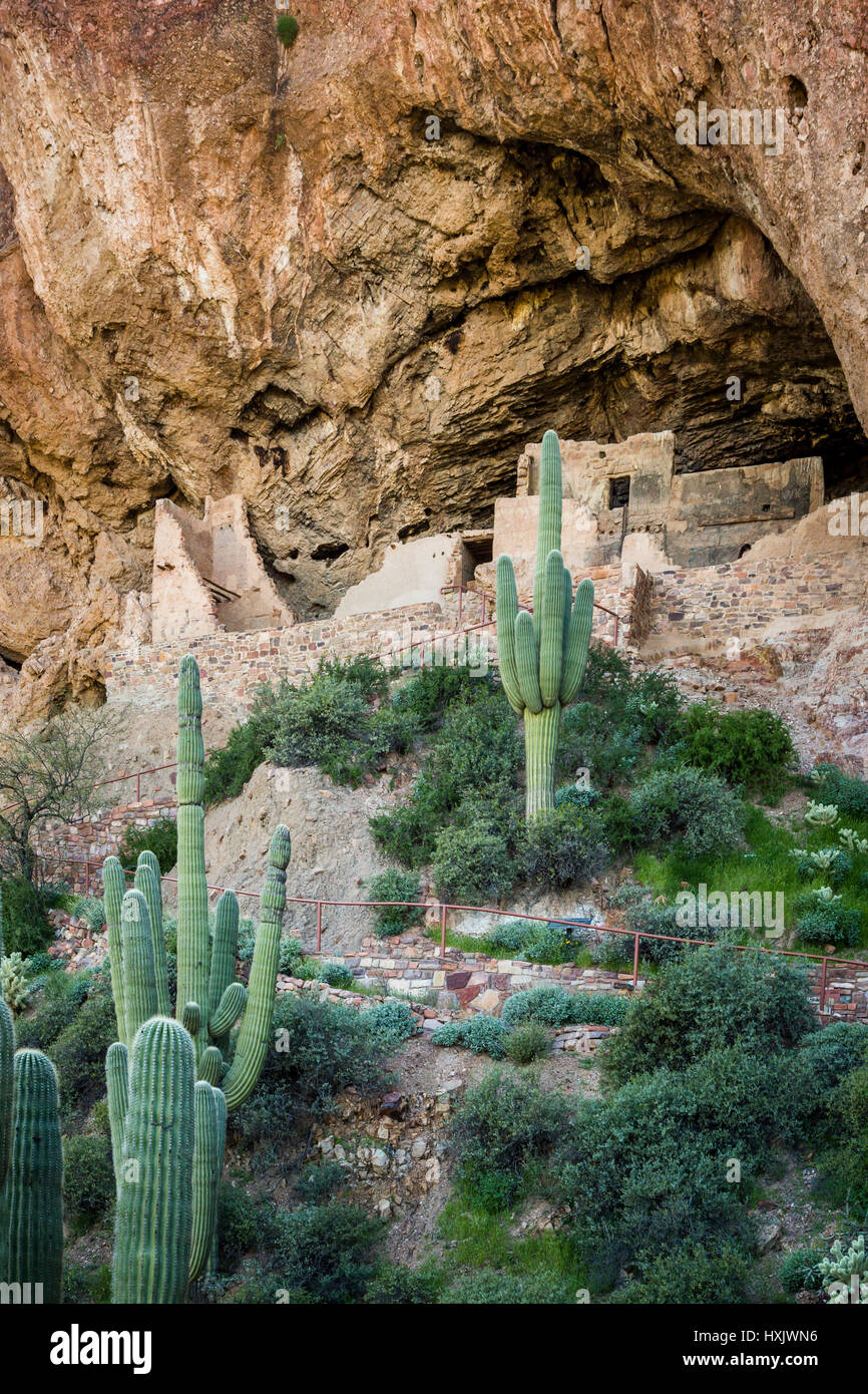 La Scogliera inferiore dimora del Tonto monumento nazionale, Arizona, Stati Uniti. Foto Stock