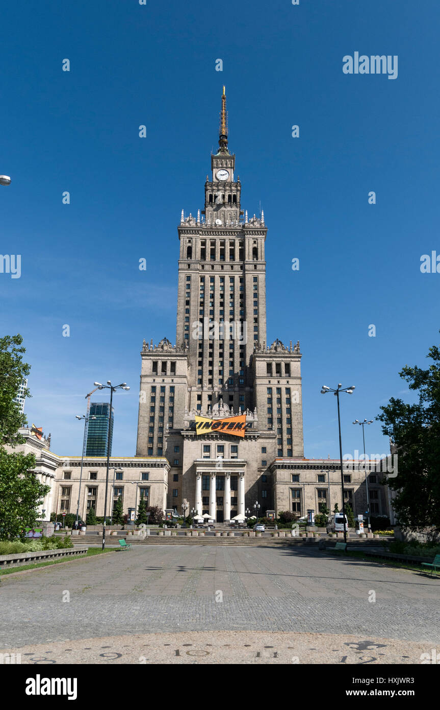 Palac Kultury i Nauki - Palazzo della Cultura e della scienza è una architettura stalinista sulla piazza Defilad, circondato da moderni blocchi di uffici nel centro di W Foto Stock
