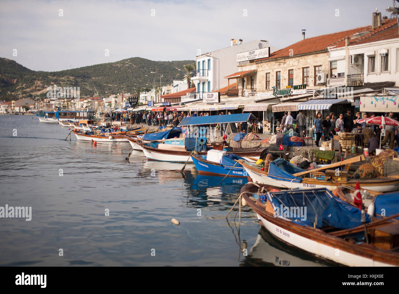 Izmir, Turchia - 26 Marzo 2017: porta Phokaia, fisher barche e affollate di persone sulla scena. Foto Stock