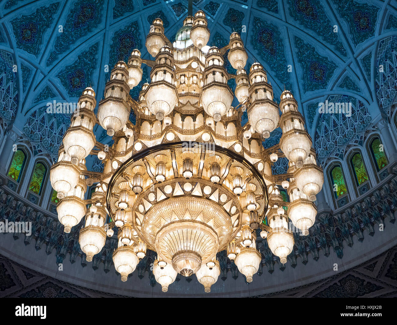 Lampada gigante fatta con oltre 600.000 cristalli nella sala di preghiera del Sultano Qaboos grande moschea di Muscat Oman. Foto Stock