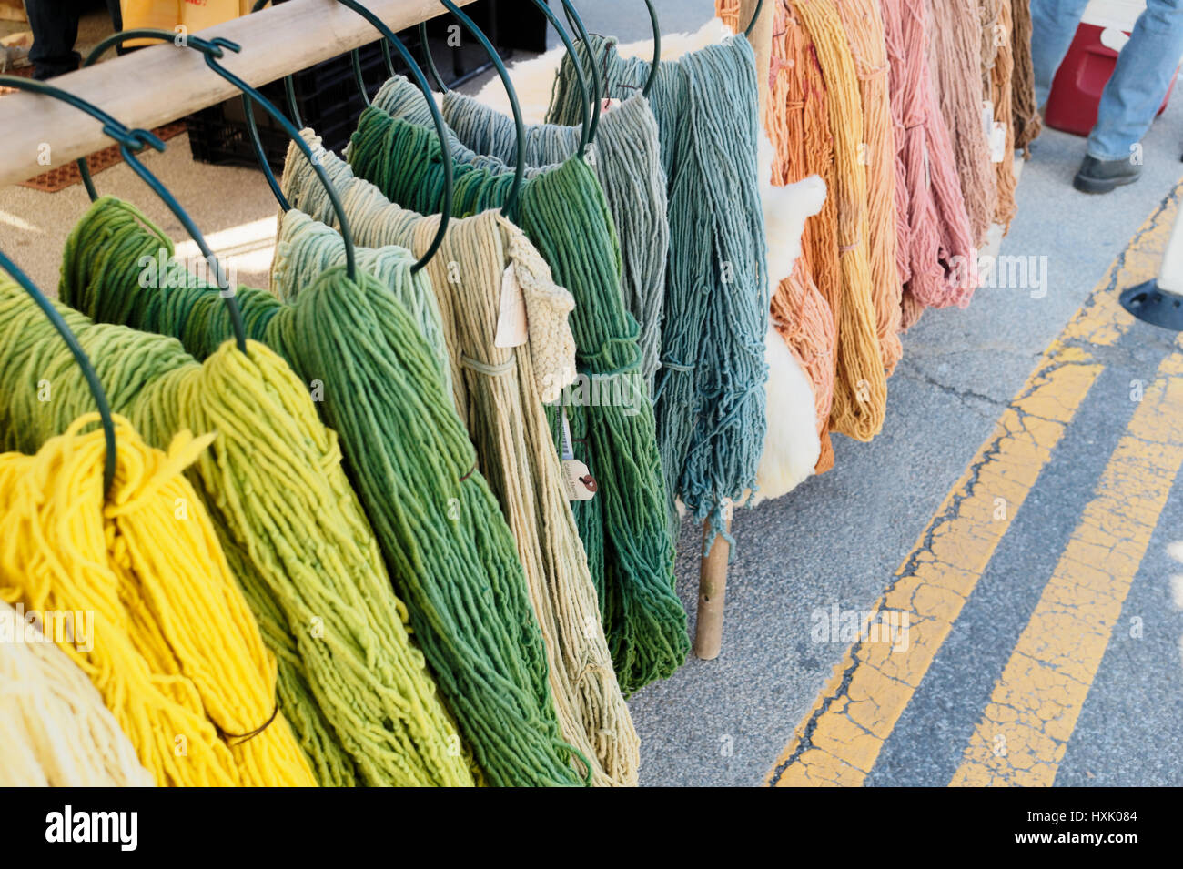 Mano lana tinto presso il mercato degli agricoltori in colori vibranti. Foto Stock