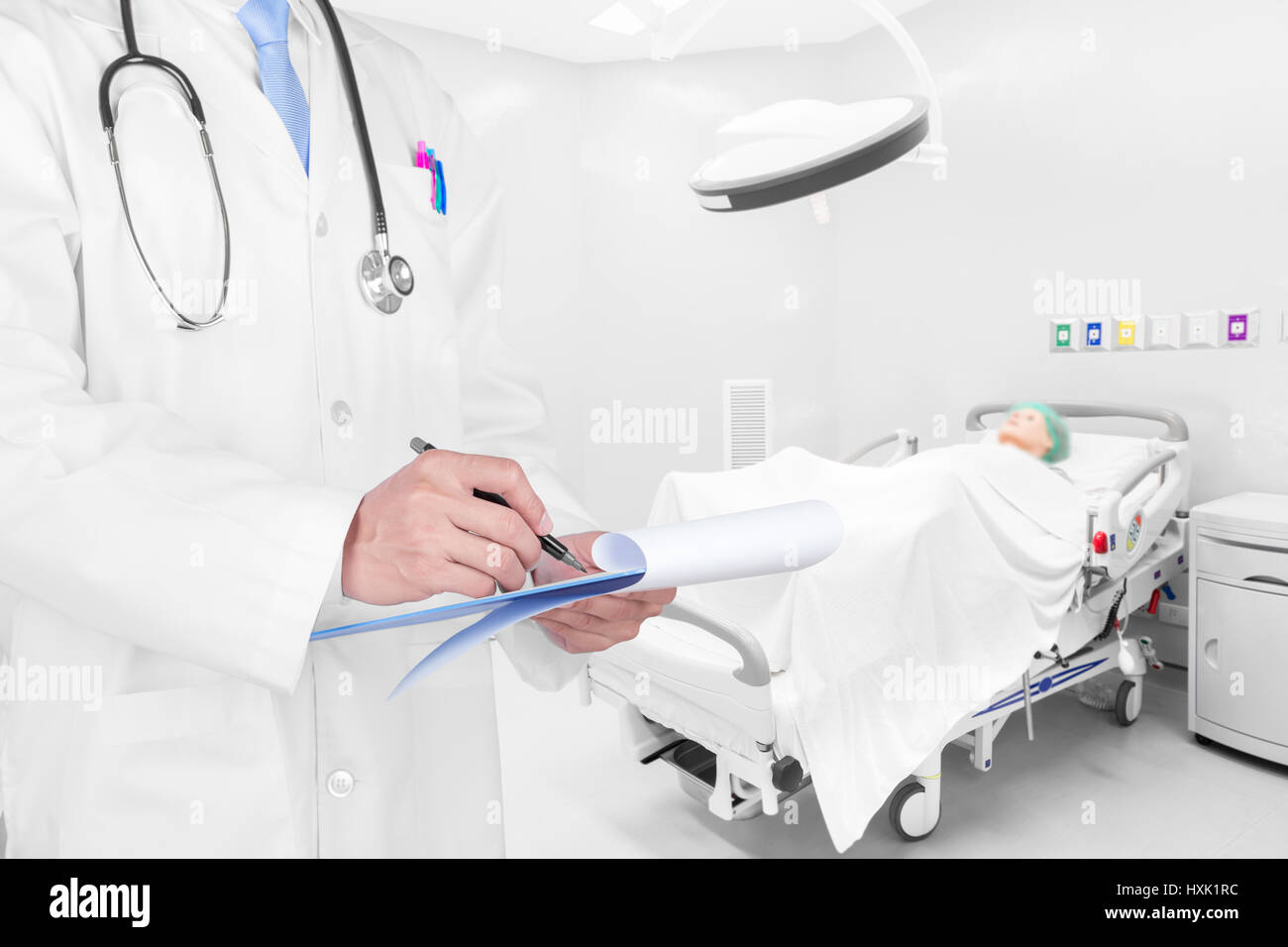 Medico iscritto una prescrizione medica in camera di mandata Foto Stock