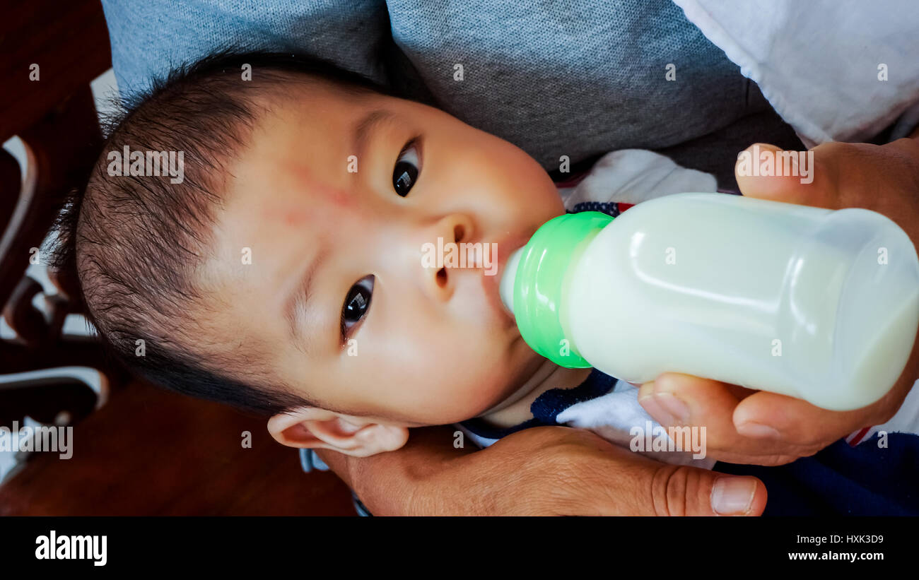 Primo piano della madre alimentazione neonato da bottiglia Foto Stock