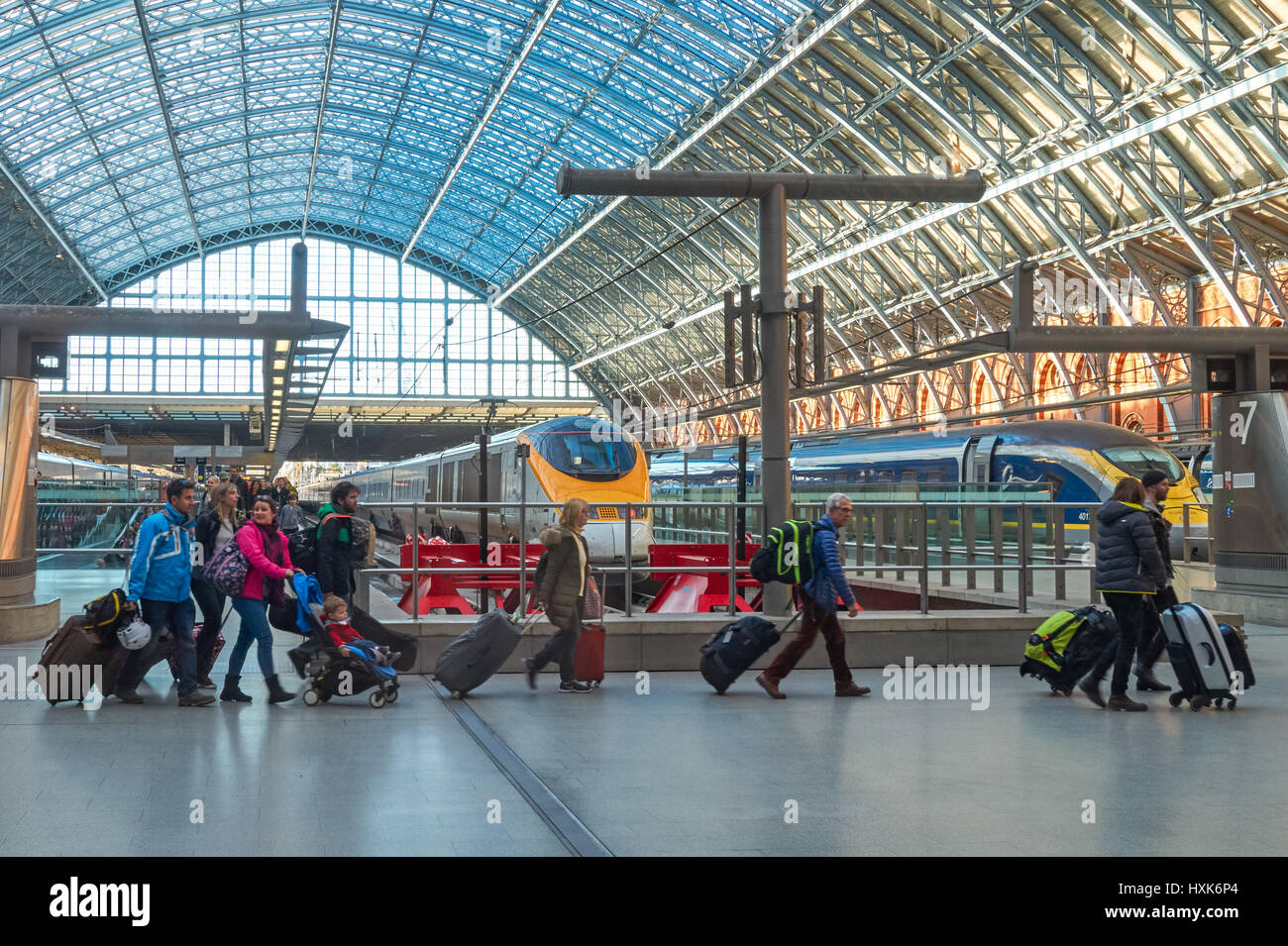 Passeggeri a dalla stazione ferroviaria internazionale di St Pancras, London Inghilterra England Regno Unito Regno Unito Foto Stock