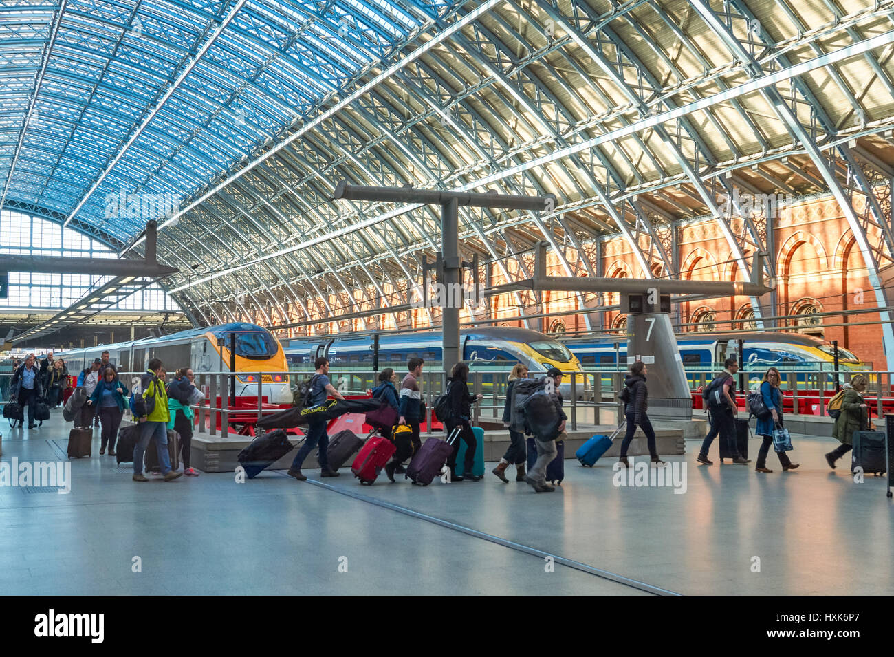 Passeggeri a dalla stazione ferroviaria internazionale di St Pancras, London Inghilterra England Regno Unito Regno Unito Foto Stock