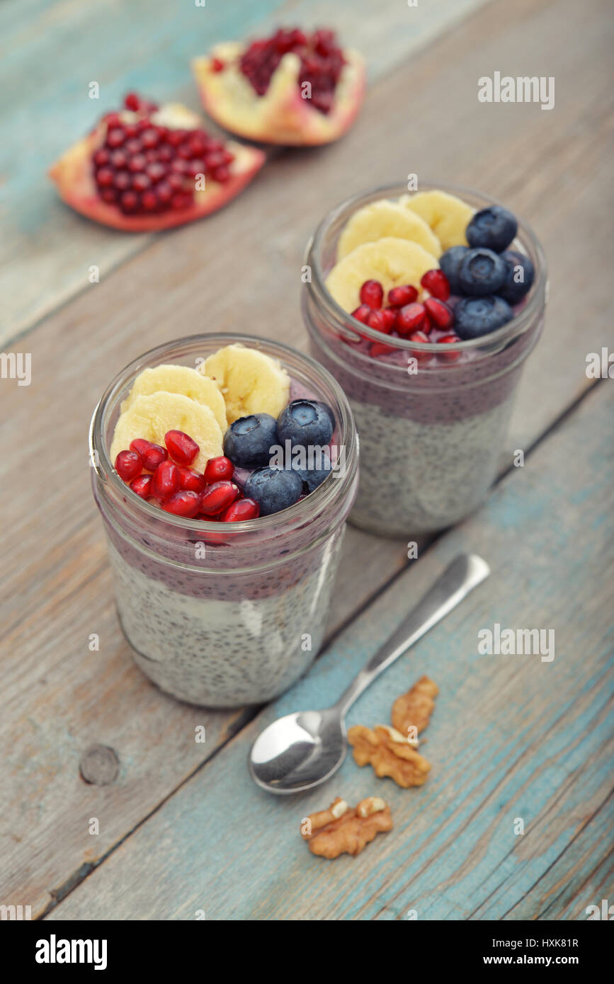Il Budino Con Semi Di Chia Yogurt E Frutta Fresca In Vasetti Di Vetro Su Sfondo Di Legno Foto Stock Alamy
