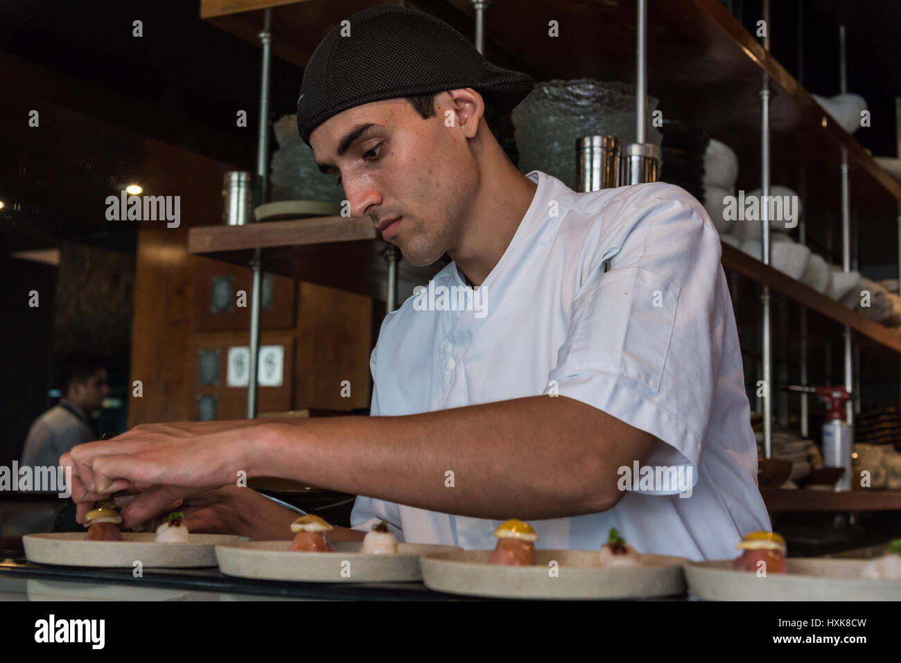 Un giovane chef rendendo sushi al ristorante Maido. Lima, Perù. Foto Stock
