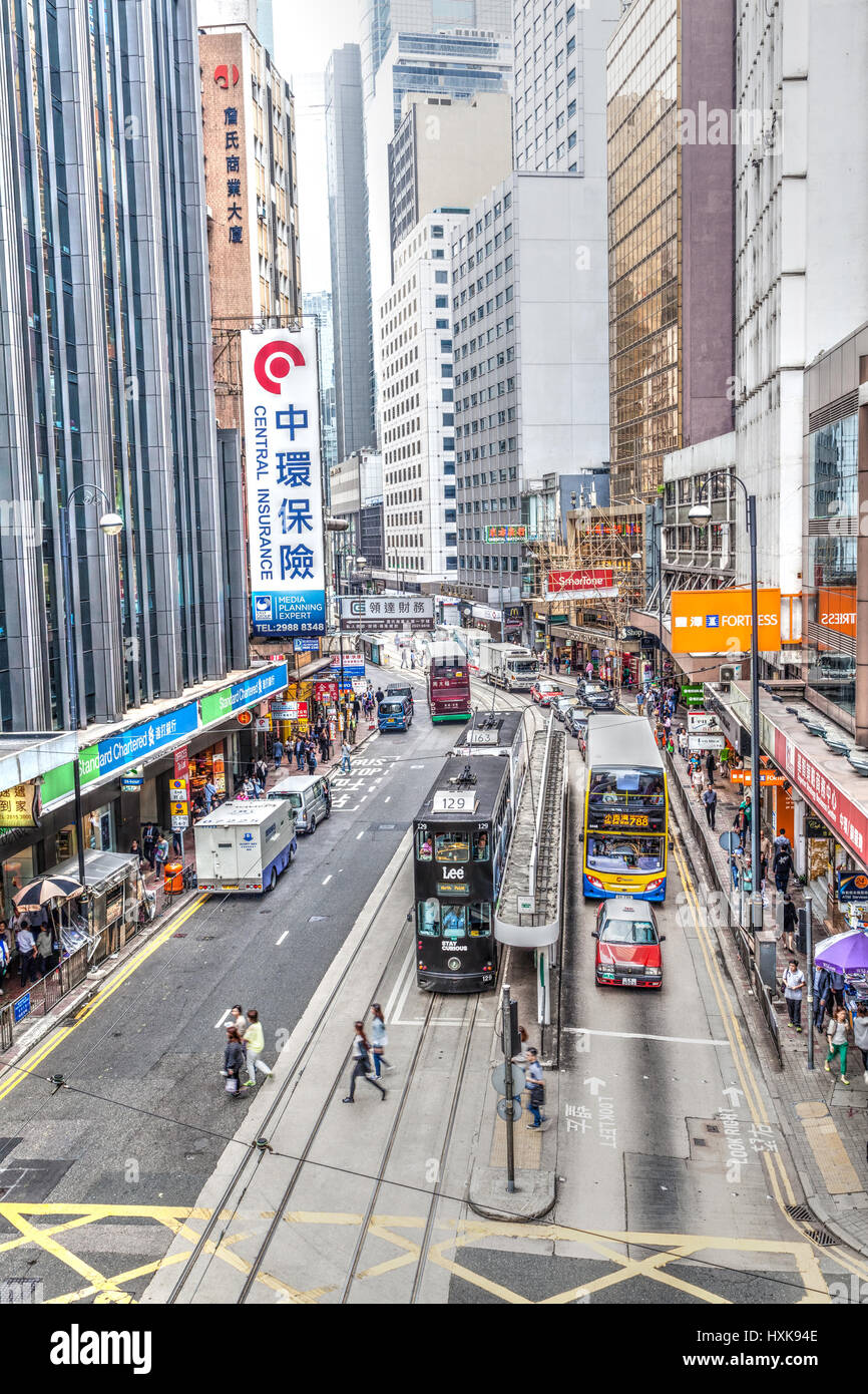 Hong Kong, Cina - 31 Marzo 2015: storico double-decker tram condividere la strada con altri veicoli di traffico nel centro occupato il distretto centrale di H Foto Stock