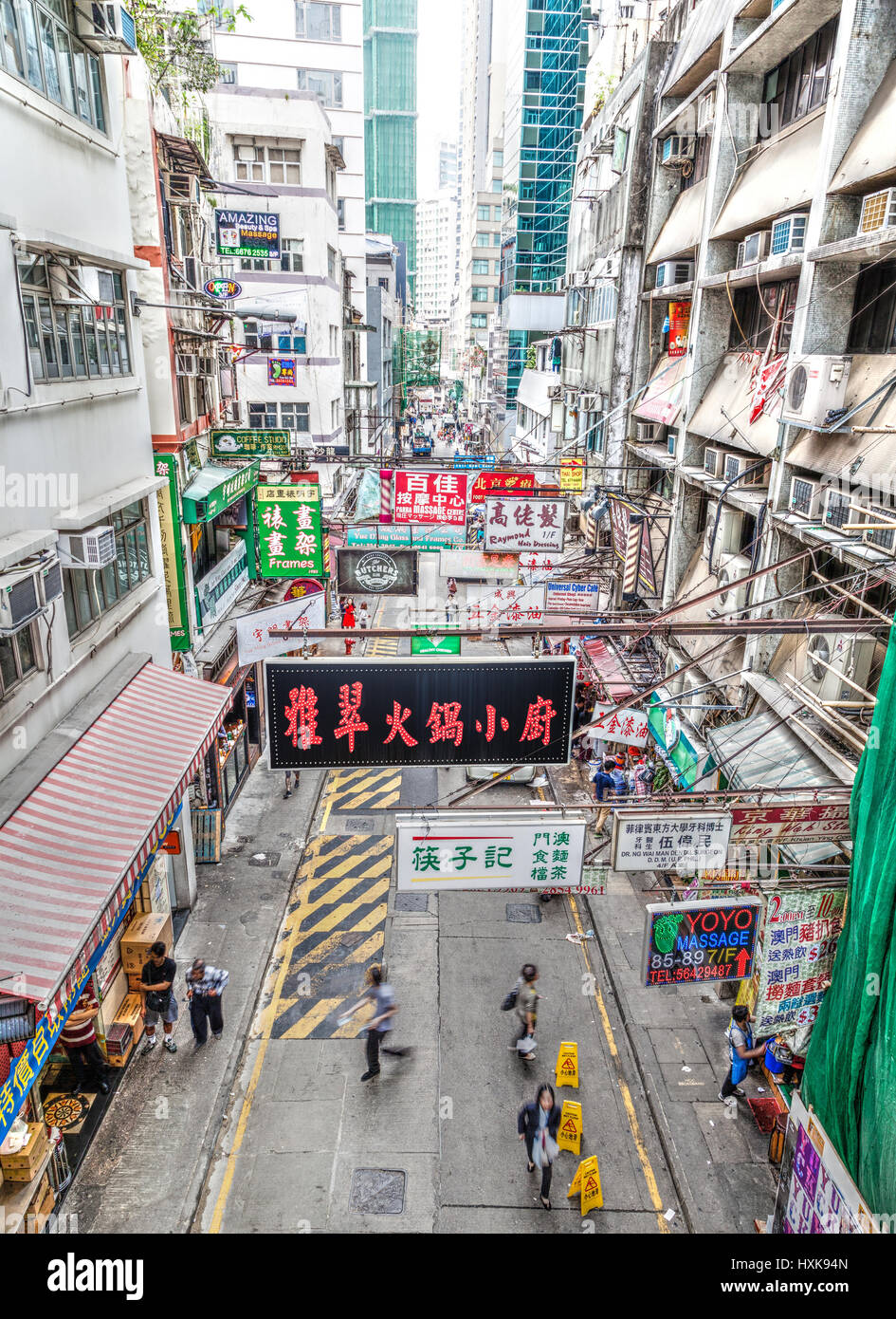 Hong Kong, Cina - 30 Marzo 2015: Più street annunci tramite affissioni appendere su travi a vista lungo una strada trafficata nel centro del Distretto Centrale di Hong Kong è Foto Stock