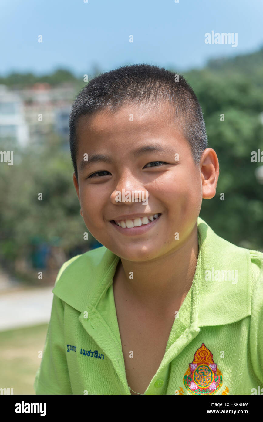Sorridente ragazzino chiamato gioco in una scuola primaria a Phuket, Tailandia. 08-Mar-2017 Foto Stock