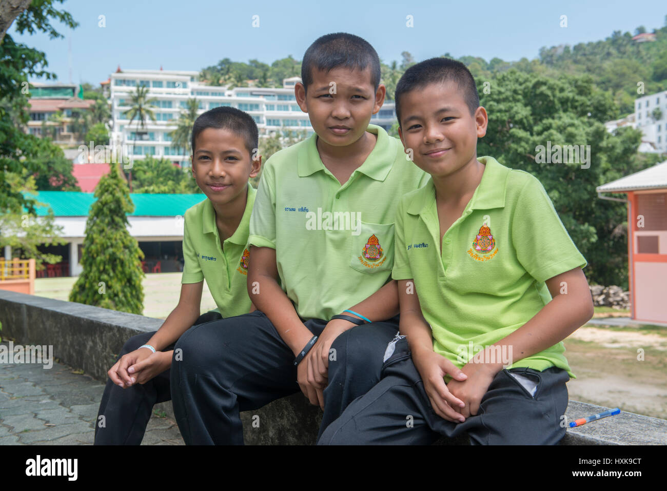 Tre ragazzi in una scuola elementare a Phuket, Tailandia. 08-Mar-2017 Foto Stock