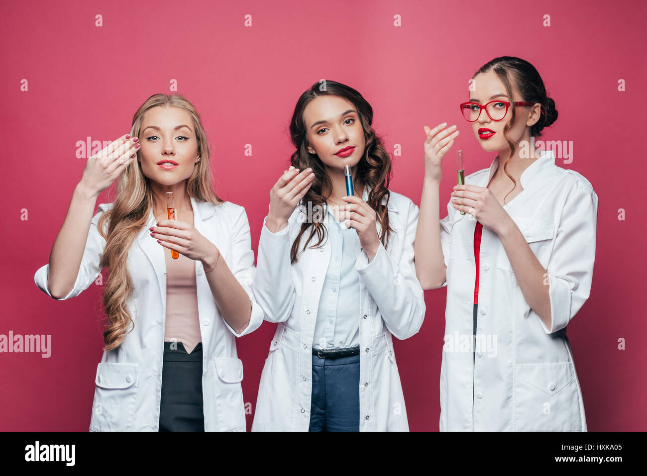 Ritratto di professionisti medici odore di provette in rosa Foto Stock