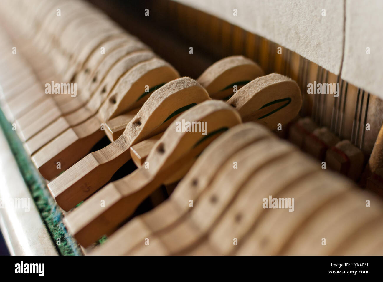 Montante pianoforte nero dettaglio martello Foto Stock