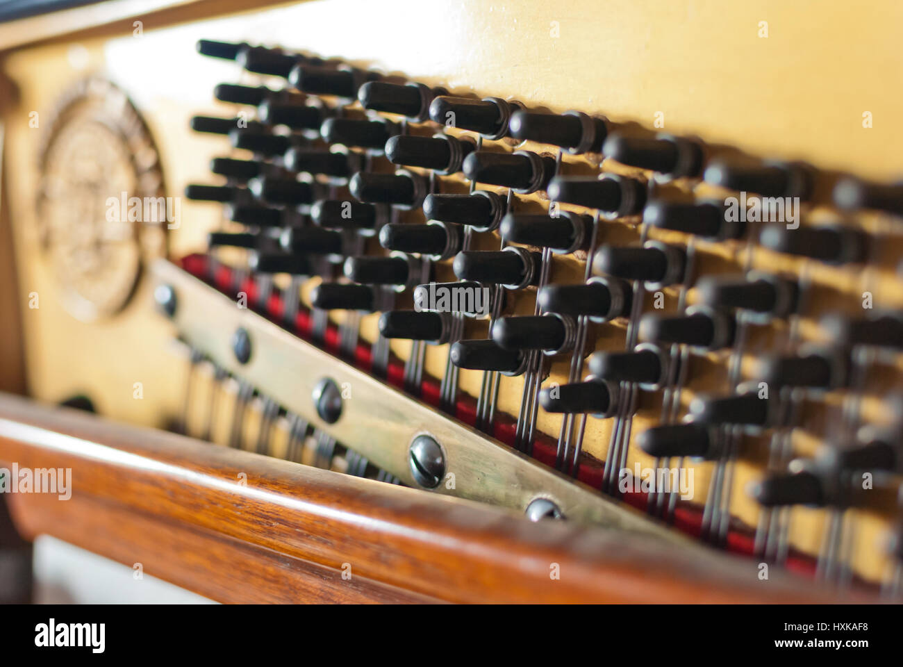 Pianoforte verticale pioli dettaglio Foto Stock