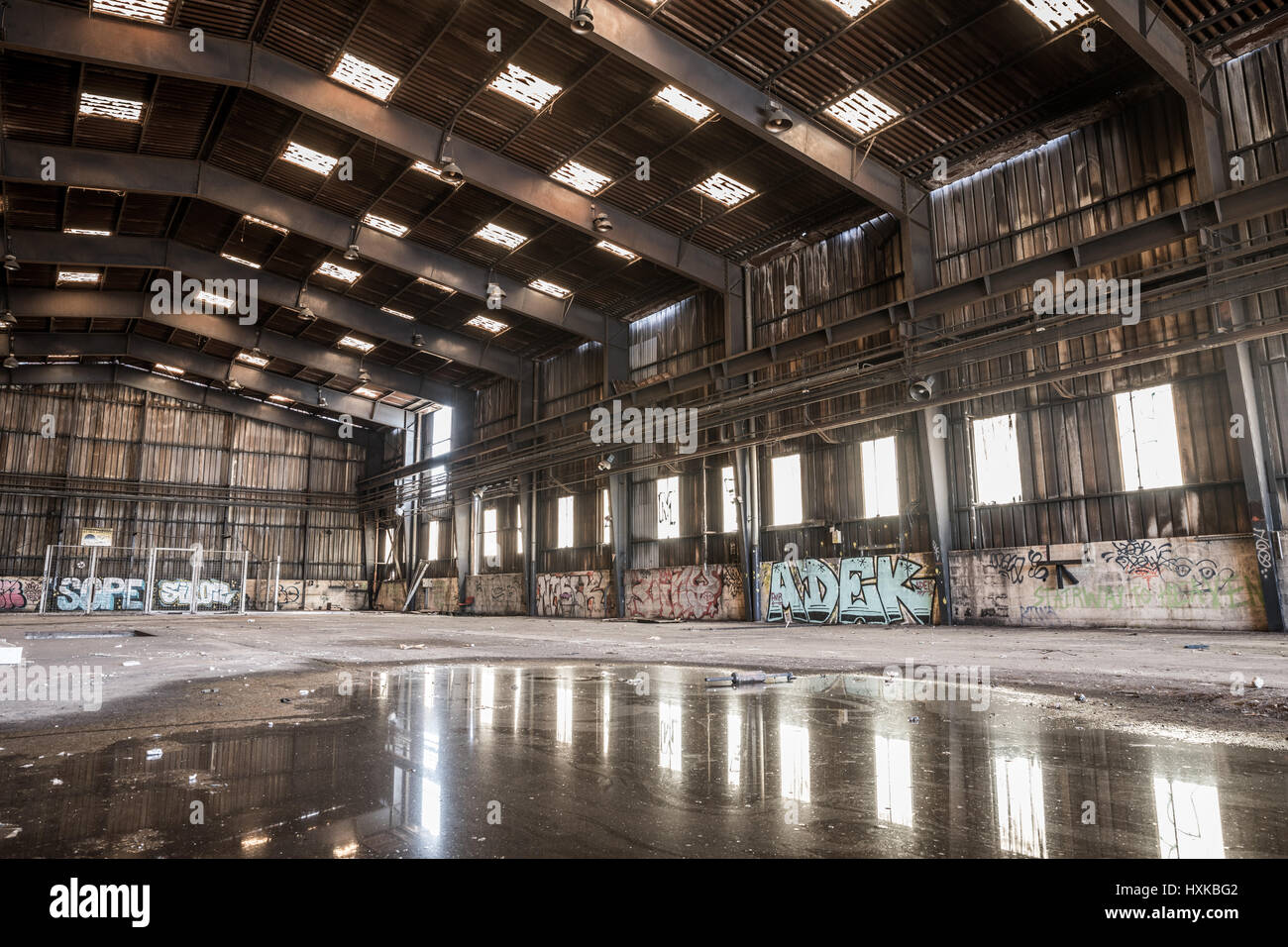 Grande hangar abbandonati a Nantes, Francia Foto Stock