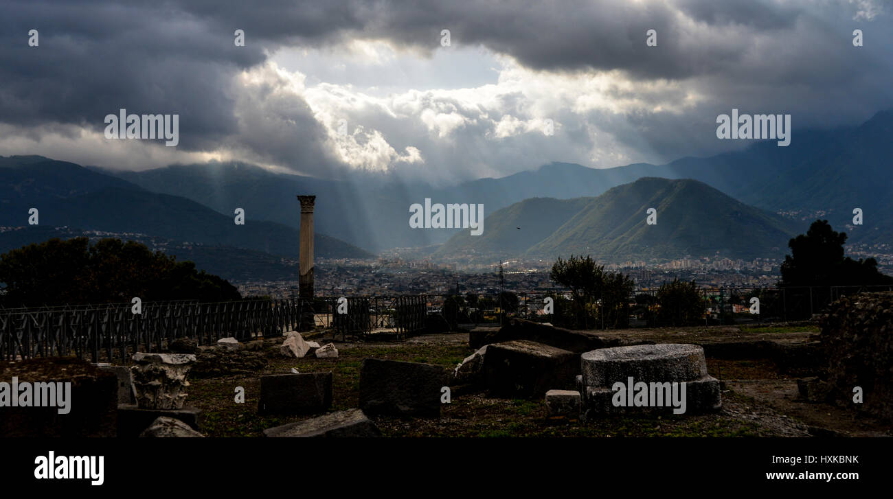 La luce attraverso il cielo di Pompei, Italia Foto Stock