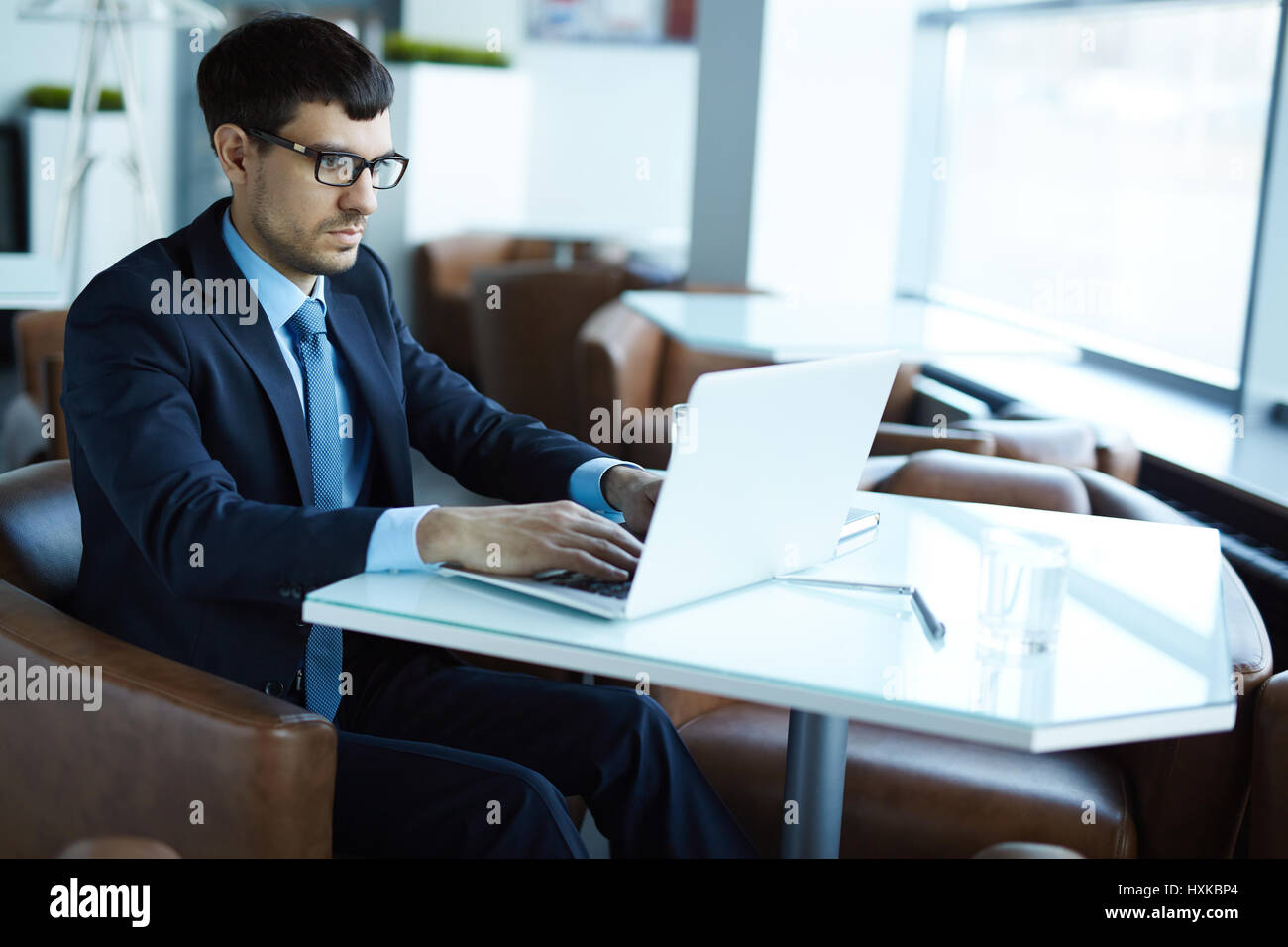 Lavorando in intimo cafe Foto Stock