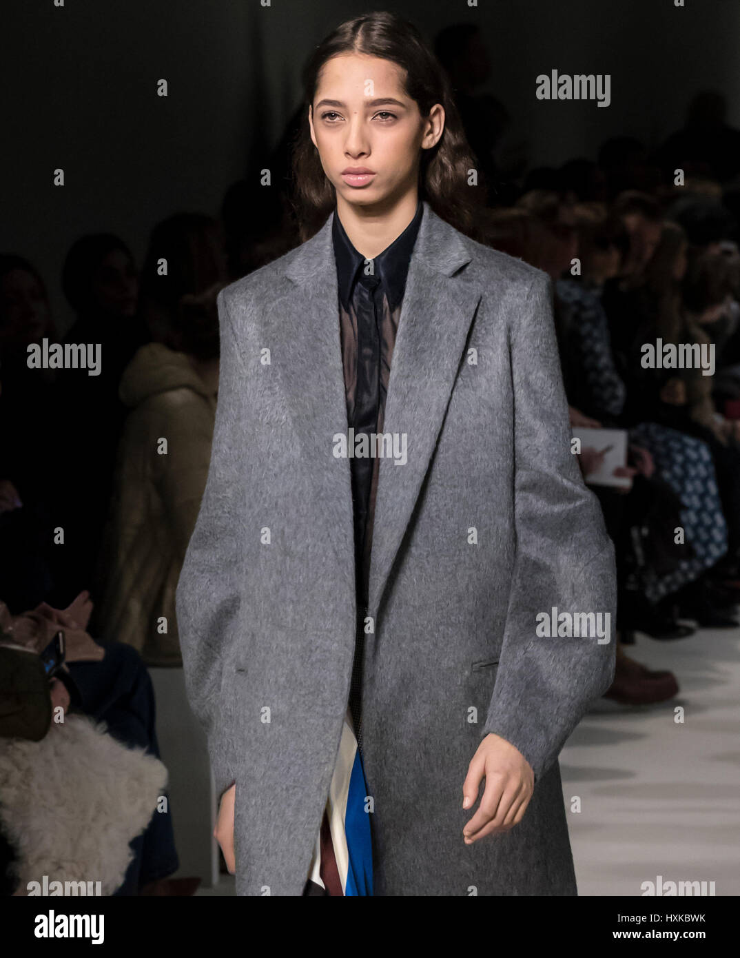 NEW YORK, NY - 12 febbraio 2017: Yasmin Wijnaldum passeggiate la pista al Victoria Beckham Autunno Inverno 2017 fashion show durante la settimana della moda di New York Foto Stock