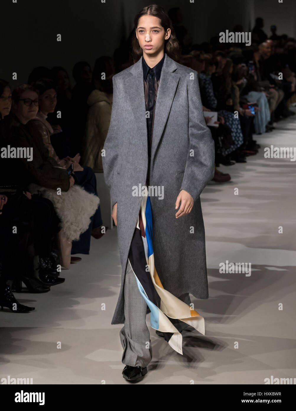 NEW YORK, NY - 12 febbraio 2017: Yasmin Wijnaldum passeggiate la pista al Victoria Beckham Autunno Inverno 2017 fashion show durante la settimana della moda di New York Foto Stock