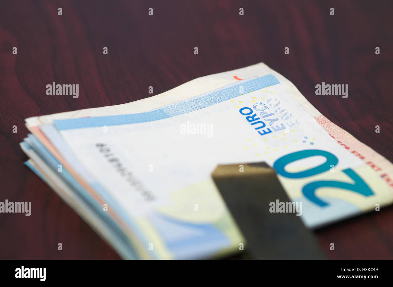 Il contante in euro in denaro clip Foto Stock