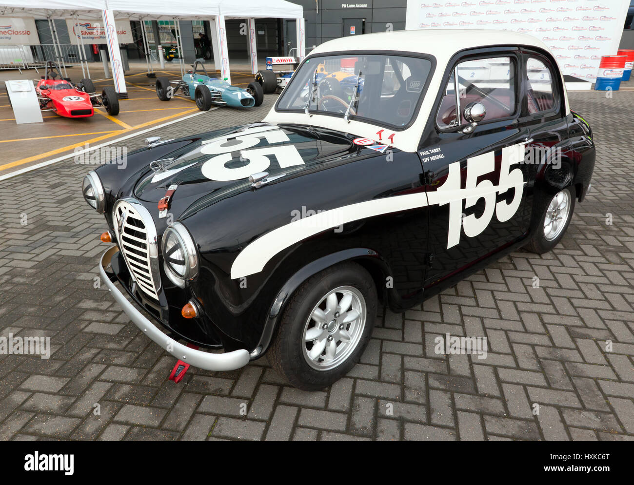 Tiff Needell di Austin A35 Racing car, nel quale egli si prenderanno parte al Celebrity Challenge Trophy gara a Silverstone 2017 Classic Foto Stock