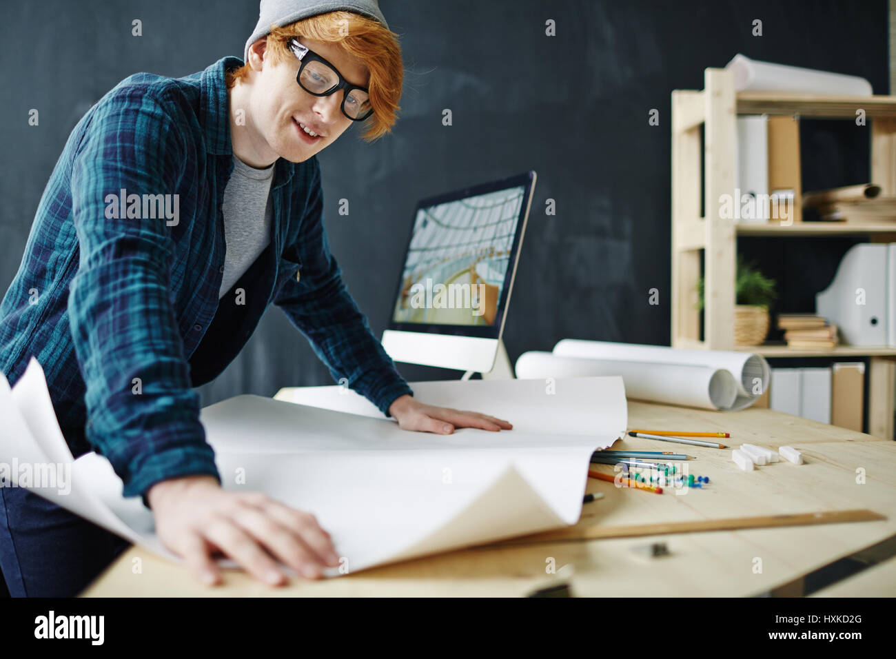 Architetto creativo lavorare con Blueprint Foto Stock