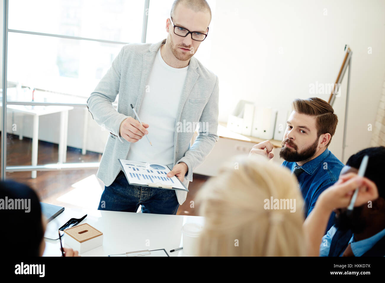 La condivisione di idee con i colleghi Foto Stock