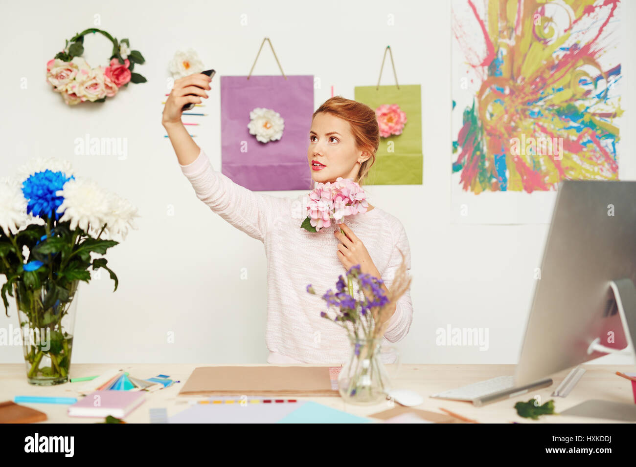 Floral designer tenendo selfie Foto Stock