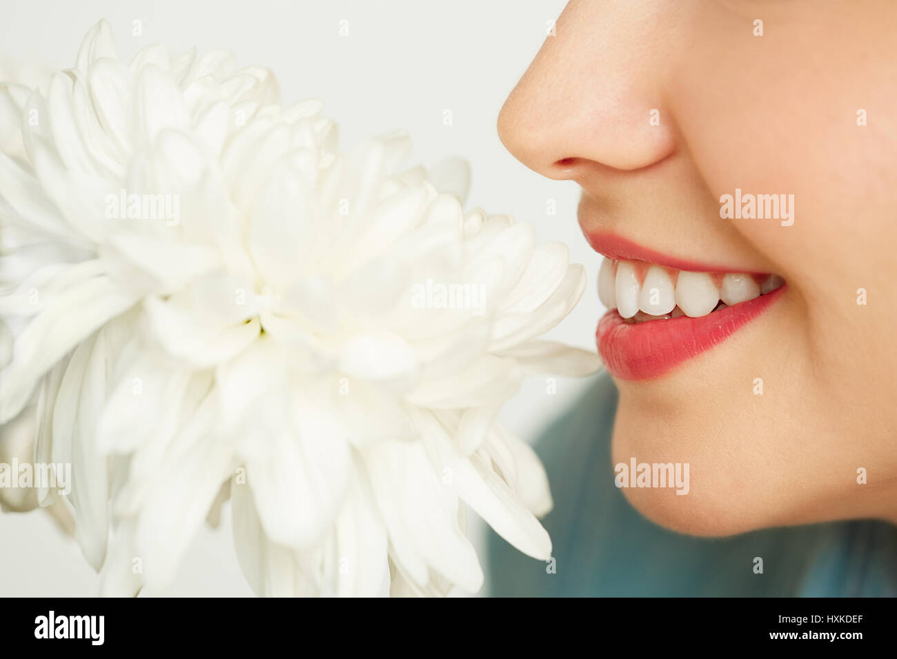 Vista di Profilo di donna con fiore Foto Stock