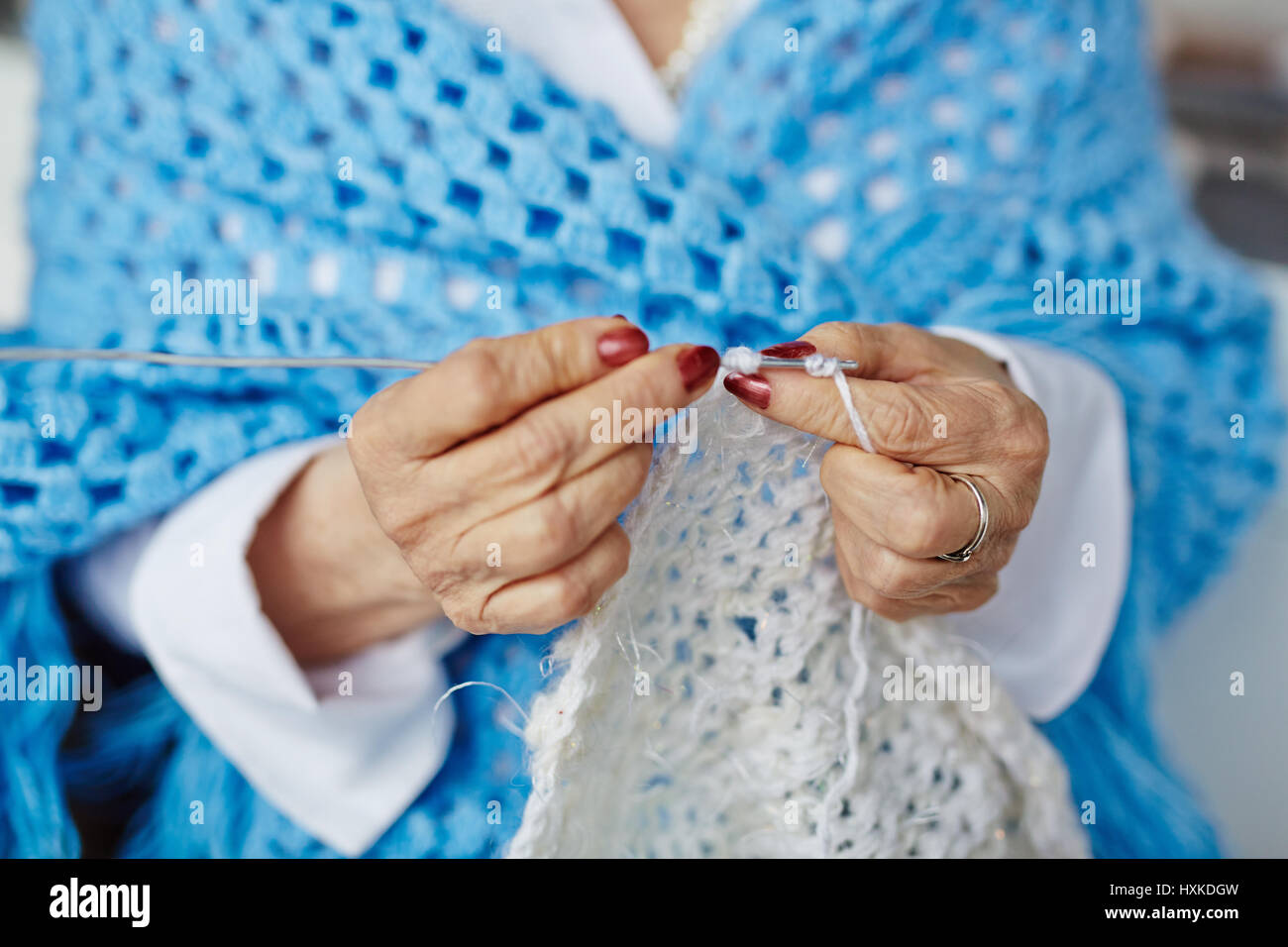 Close-up di senior mani donna maglia Foto Stock