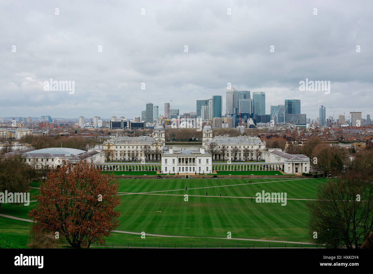 Vista del National Maritime Museum e London skyline dalla cima della collina di Greenwich Park. Foto Stock