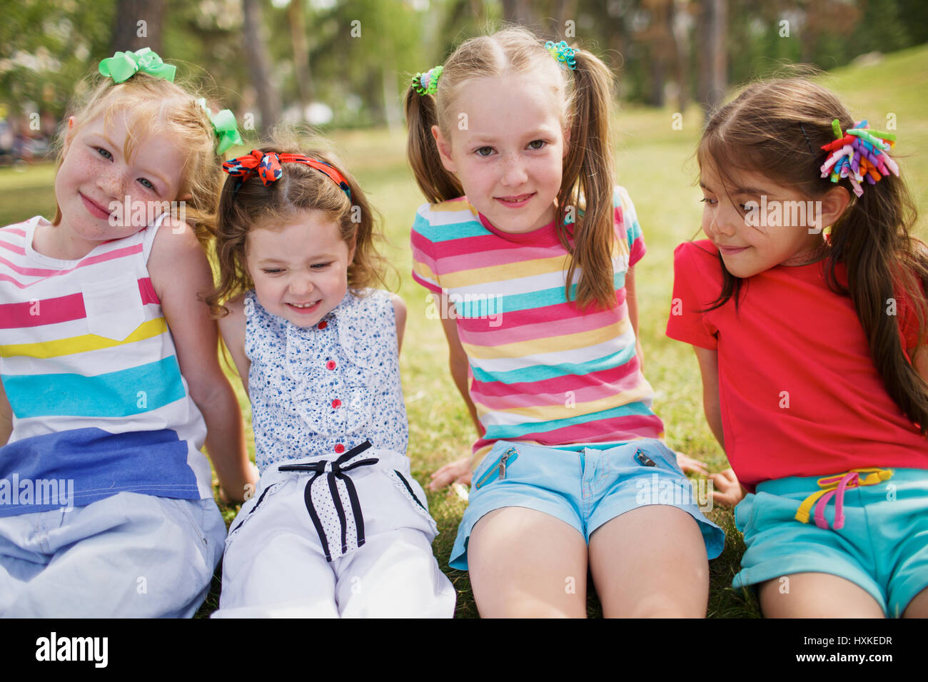 Le ragazze in appoggio sull'erba Foto Stock
