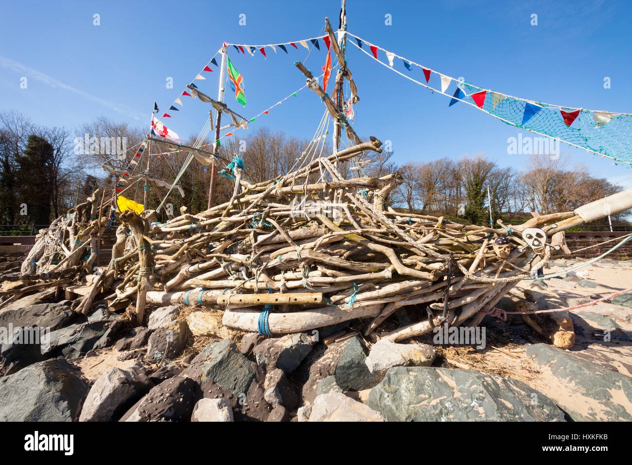 La Black Pearl, una barca driftwood 'moored' a New Brighton sulla penisola di Wirral Foto Stock