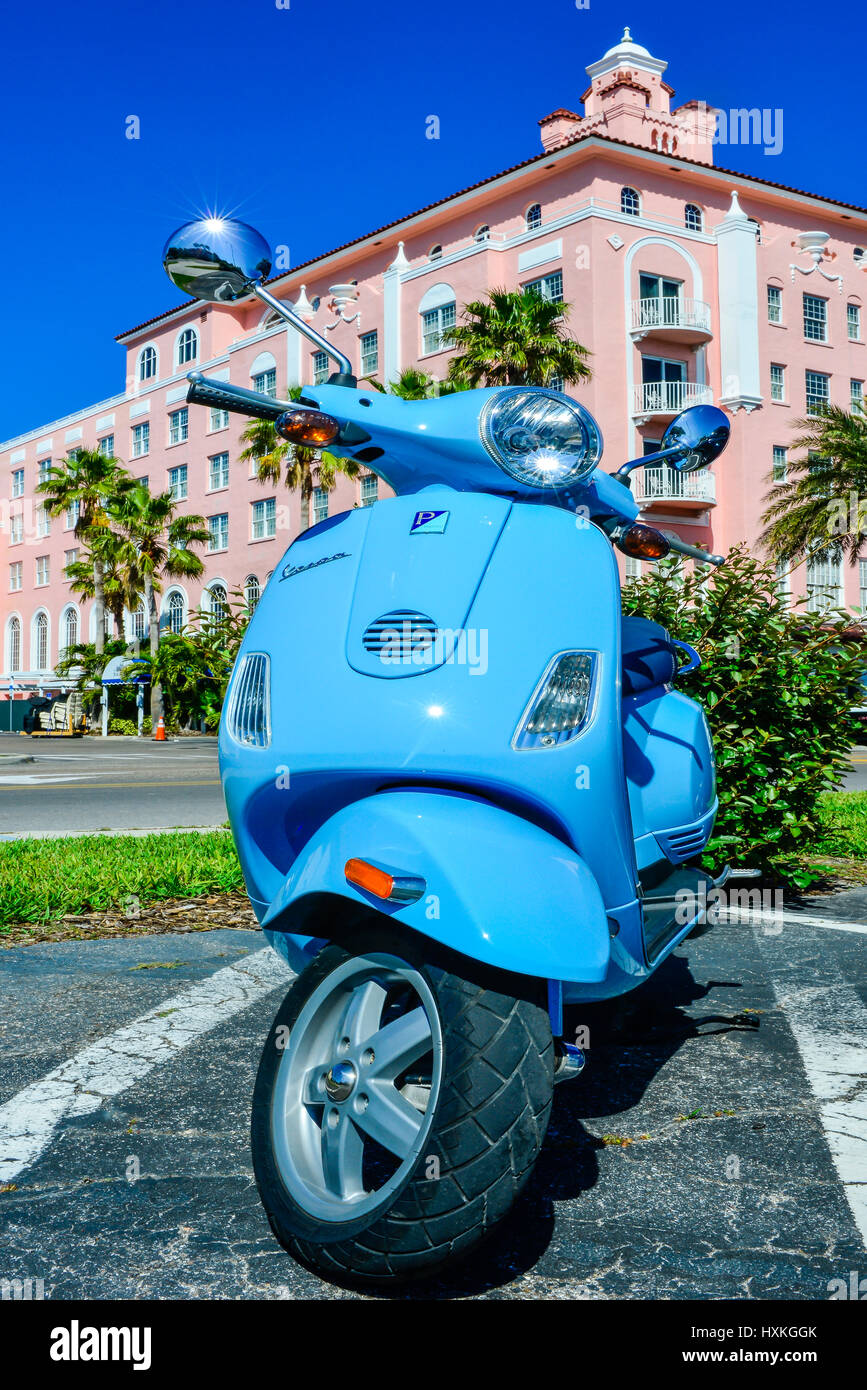 Un baby blue scooter Vespa parcheggiata prima che il leggendario Don Cesar Hotel, spesso chiamato il Pink Palace, costruito nel 1924 sulla spiaggia di San Pietroburgo, FL Foto Stock
