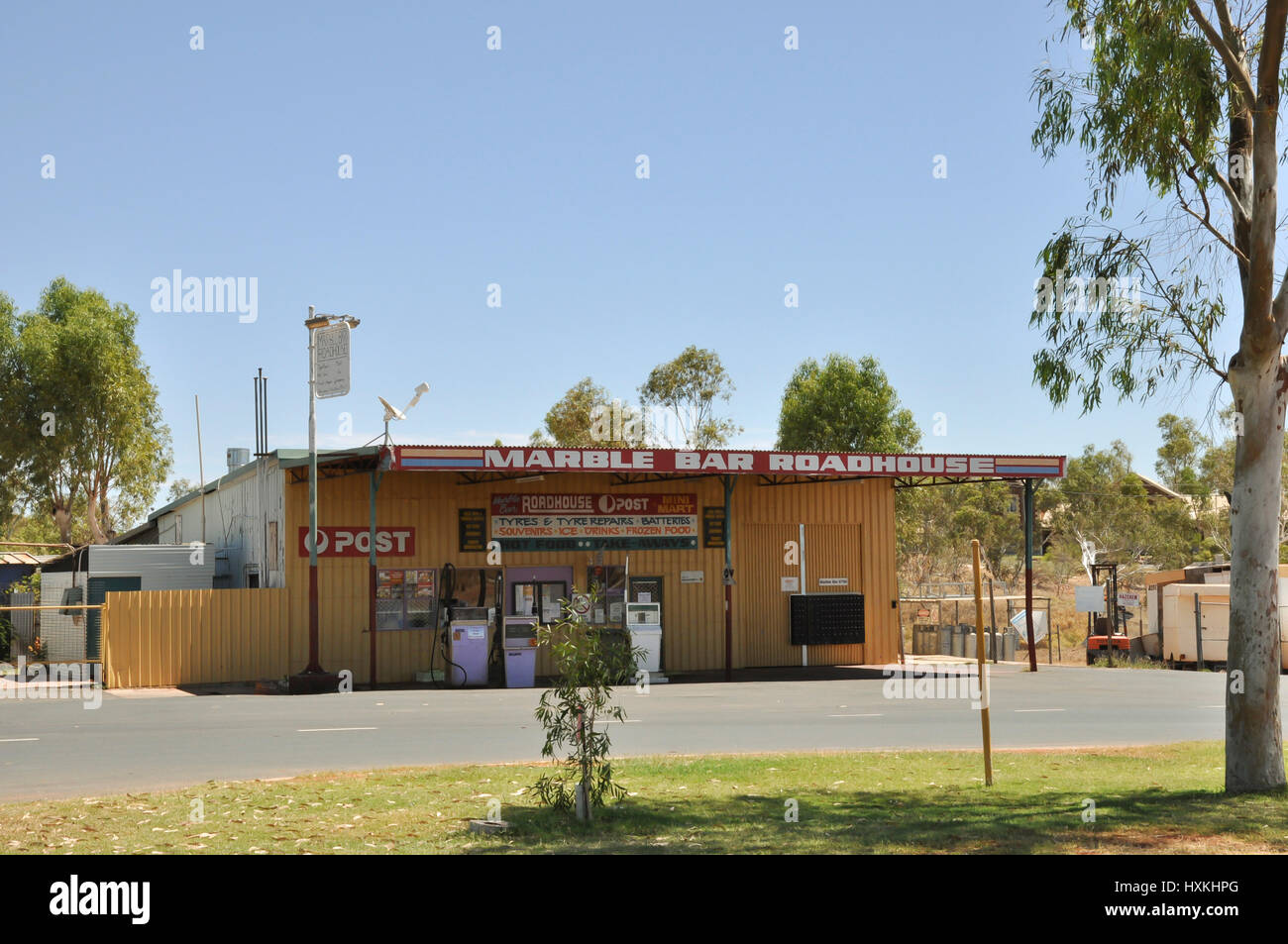 Barra di marmo, Australia - 9 Ottobre 2011: Marble Bar Roadhouse mini market in uno di Australia la città più calda Foto Stock