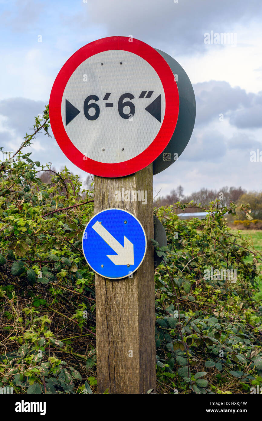 Cartello stradale a Hempton Norfolk. relative alla moderazione del traffico misurare. Foto Stock
